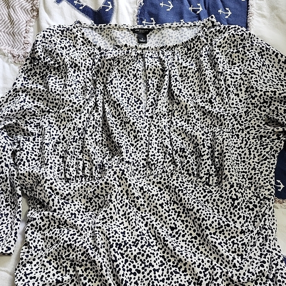 Ann Taylor Black and White 3/4 Sleeve Scoop Neck Top - Picture 4 of 6